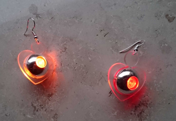 led.Haenge.ohrring.herz